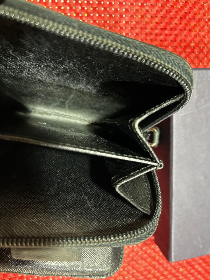 PRADA 二つ折り財布 ブラック　箱あり