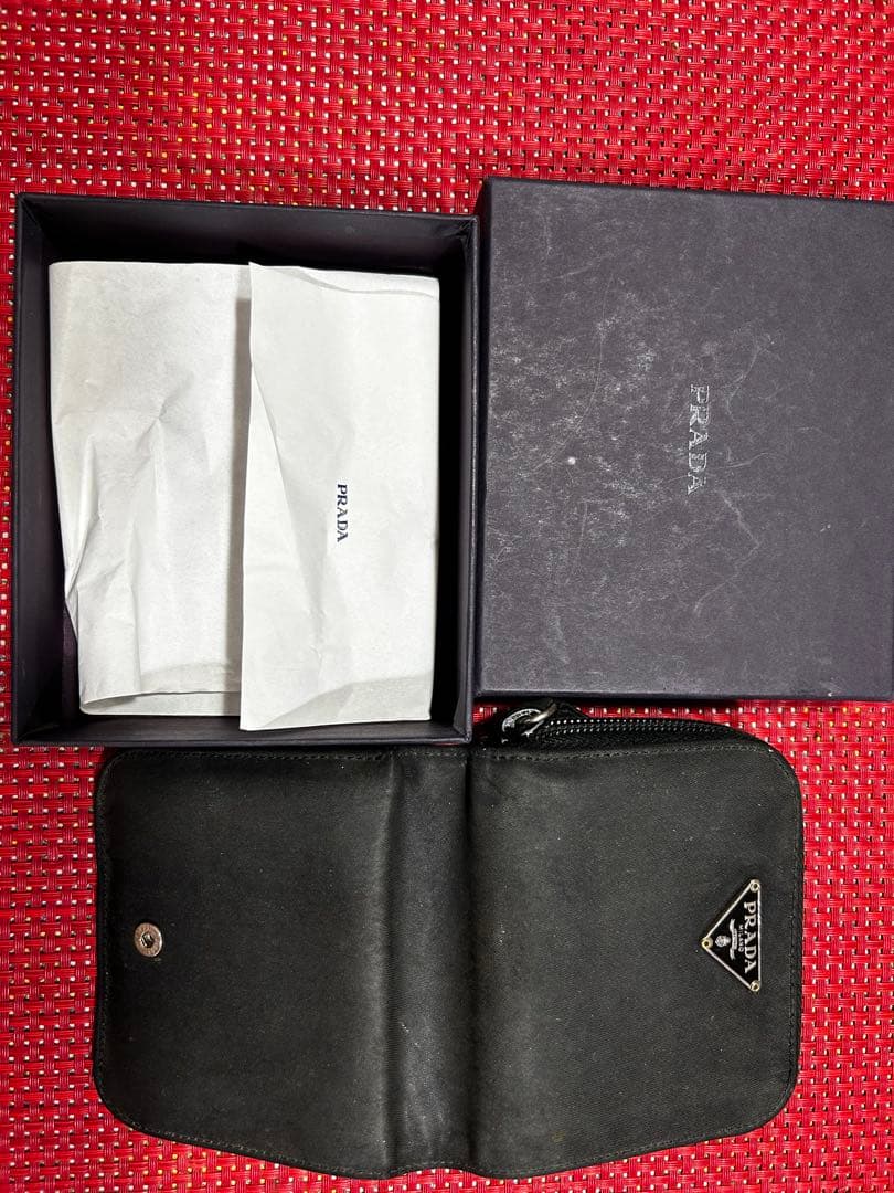 PRADA 二つ折り財布 ブラック　箱あり