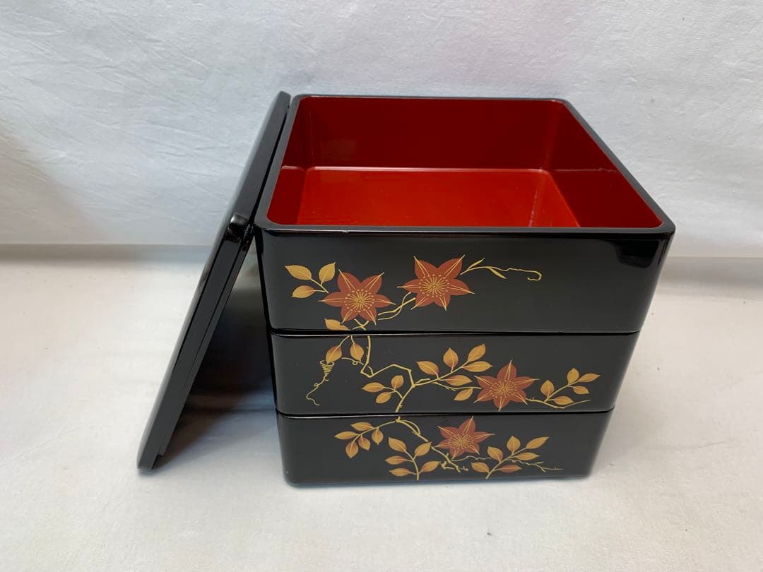 ほぼ未使用 懐石道具 木製 黒真塗 金彩花蒔絵 本重三段 重箱 内朱 紙箱