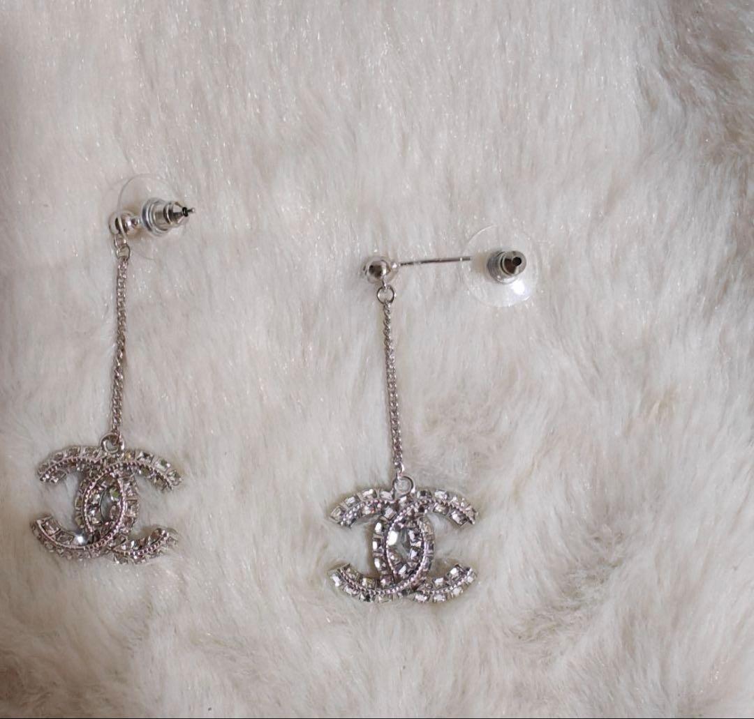 CHANEL シルバーロゴドロップピアス