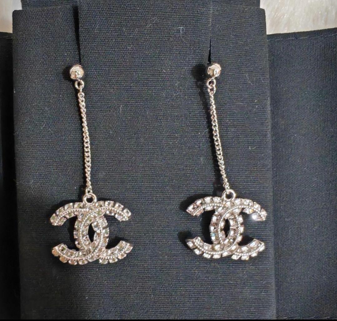CHANEL シルバーロゴドロップピアス