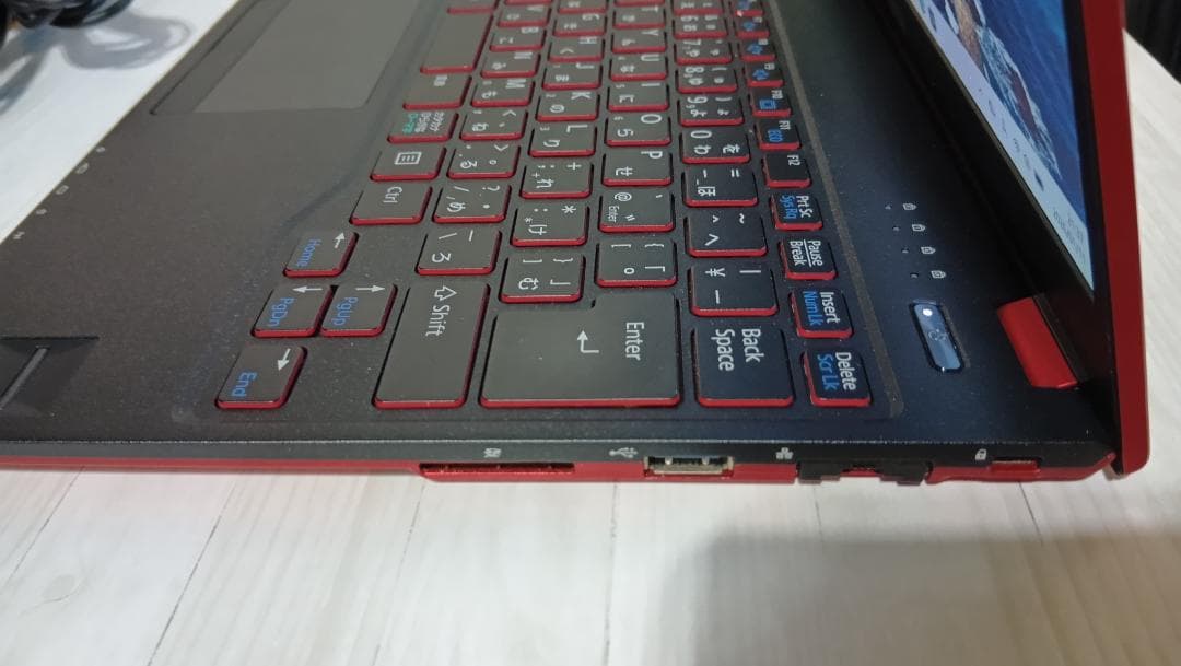 Fujitsu Lifebook uh75/b3 8世代i7