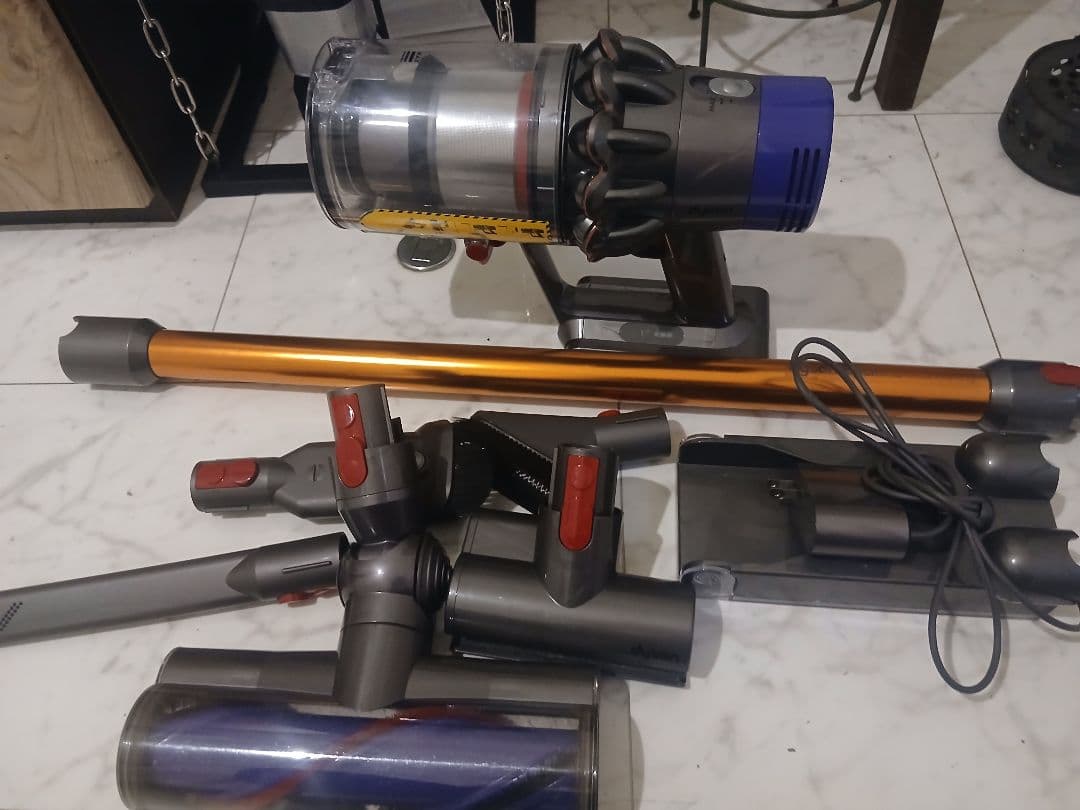 ち*ん様 Dyson V10 Fluffy 充電ドック付／付属品多数／動作良好