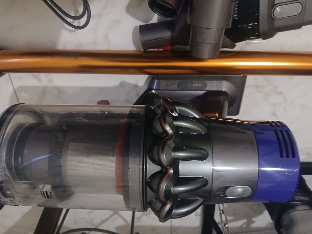 ち*ん様 Dyson V10 Fluffy 充電ドック付／付属品多数／動作良好