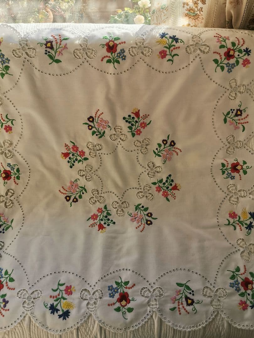 アンティーク ハンガリー カロチャ クローバー透かし刺繍スカラップ リネンクロス