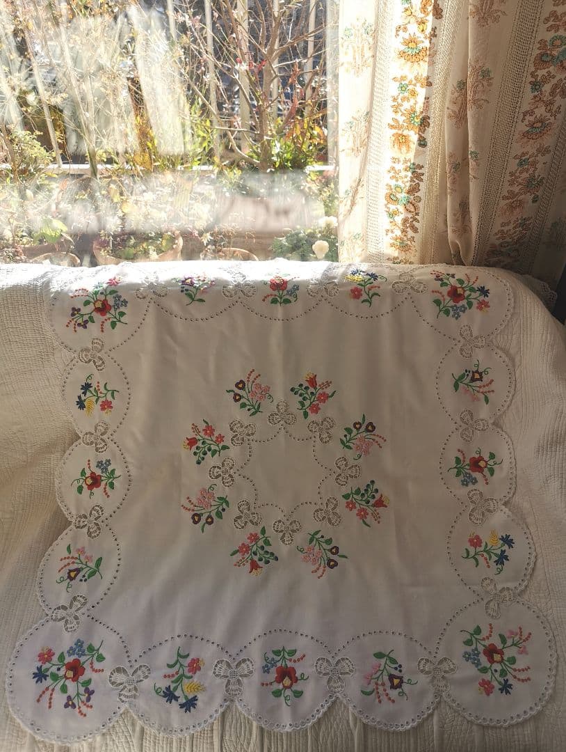 アンティーク ハンガリー カロチャ クローバー透かし刺繍スカラップ リネンクロス