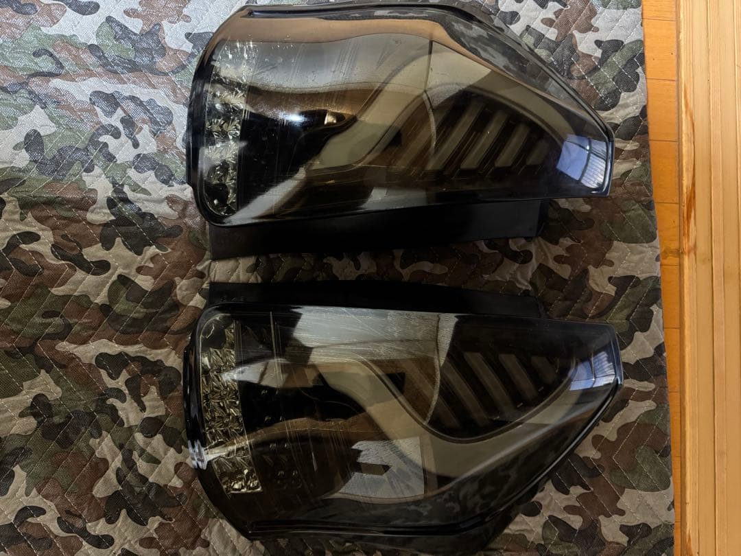 40系 プリウスα ヴァレンティ テールランプ ライトスモーク