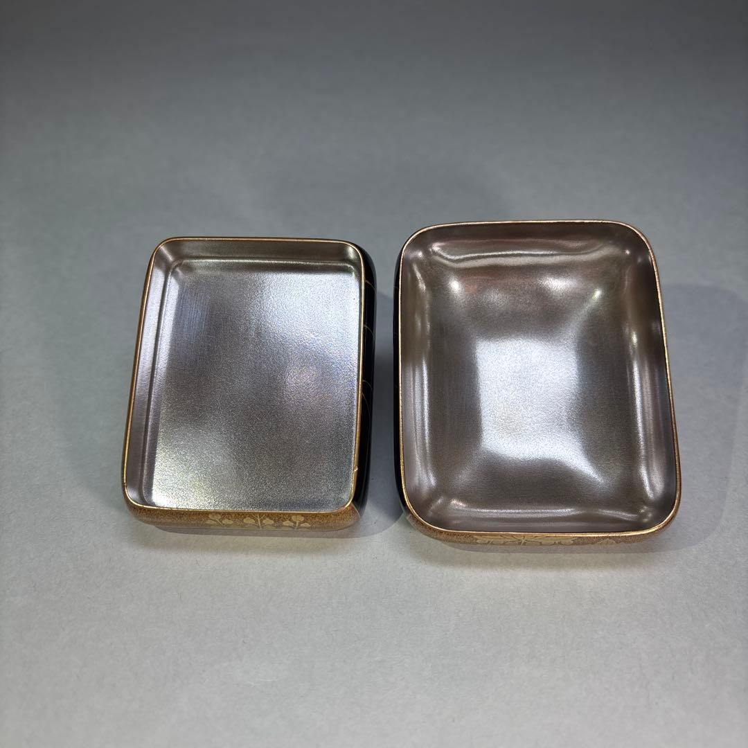 前端春斉　片身替菊桐蒔絵香合 内銀地(二重箱入)