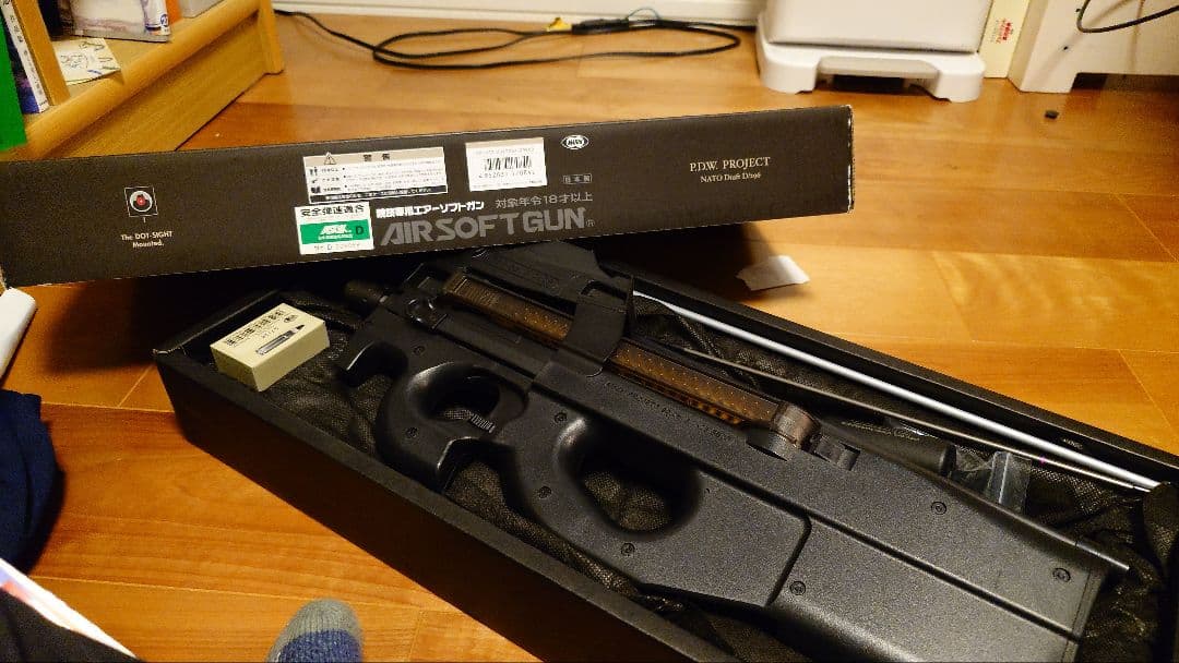 東京マルイ P-90 電動ガン 18歳以上　バッテリー、充電器付属