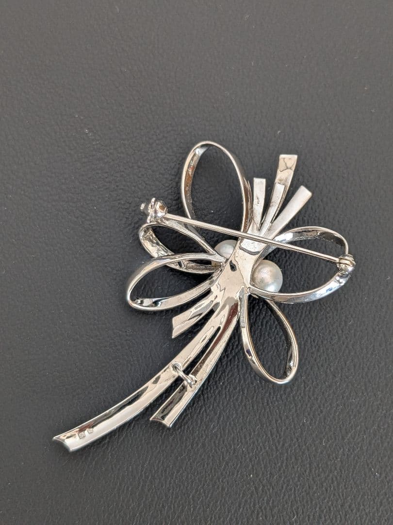 ゆ*い様 MIKIMOTO　リボンデザイン シルバーブローチ パール付き