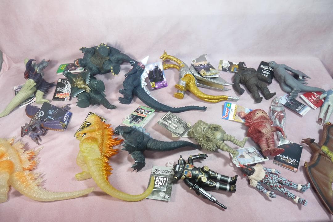 ゴジラ・ガメラ・ウルトラ怪獣　タグ付きソフビ　18体