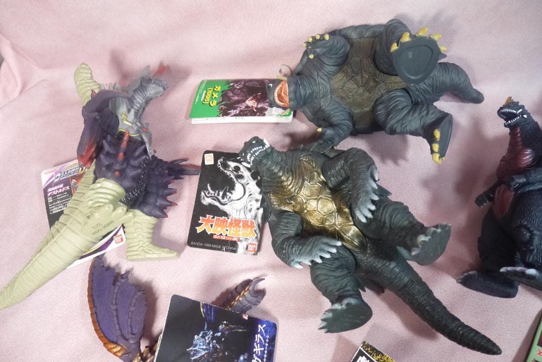 ゴジラ・ガメラ・ウルトラ怪獣　タグ付きソフビ　18体