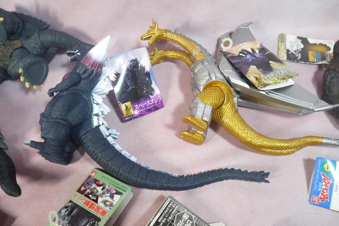ゴジラ・ガメラ・ウルトラ怪獣　タグ付きソフビ　18体