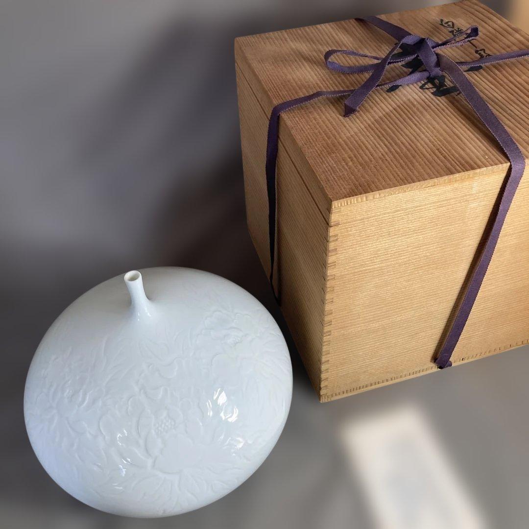 【中尾恭純】白磁の伝統　名窯　伝統工芸会員　中仙窯　中尾恭純作　白磁牡丹彫文　壷