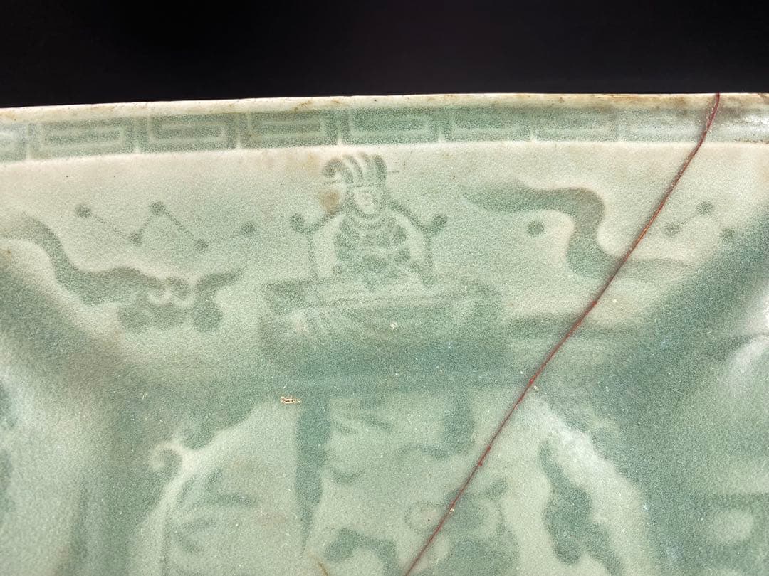 中国古玩 角皿 龍泉青磁 陰刻星座人物図 宋元時代 傷有 時代物 径21.7cm