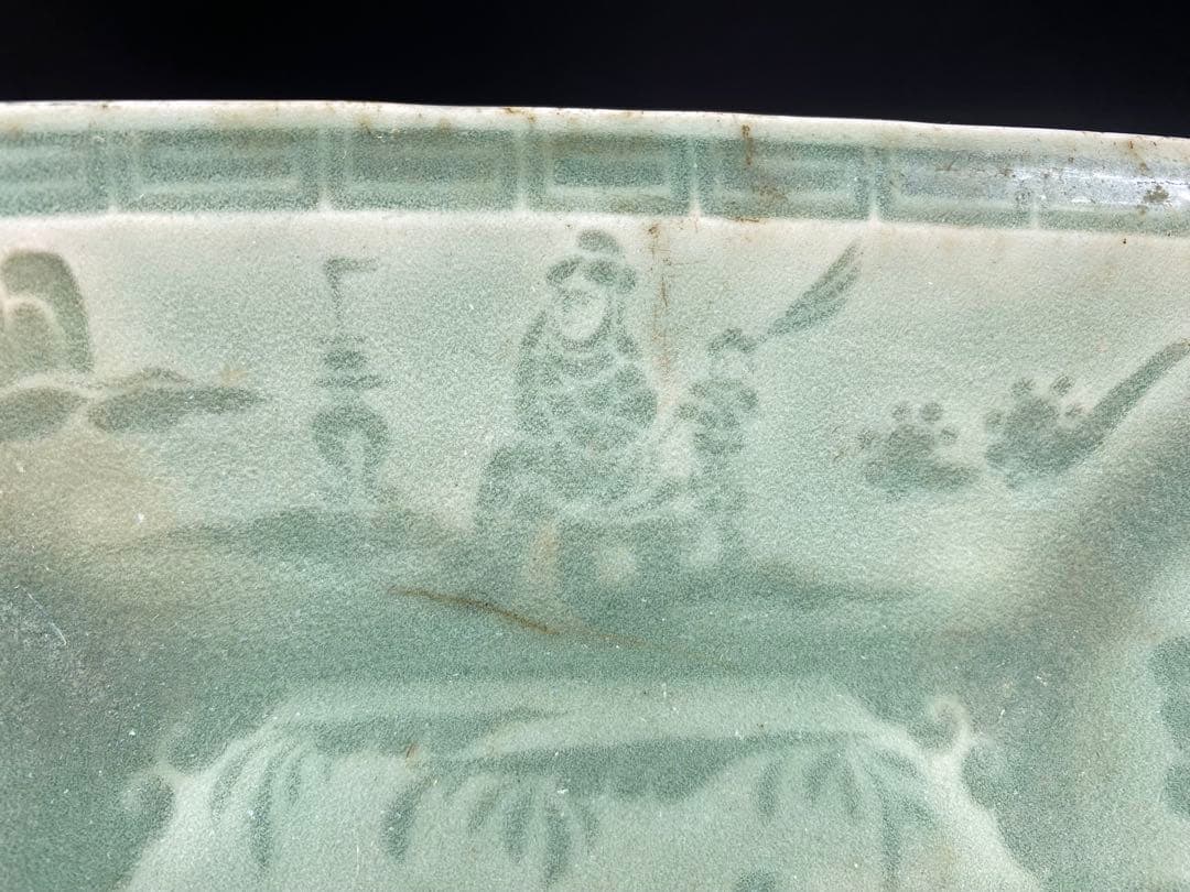 中国古玩 角皿 龍泉青磁 陰刻星座人物図 宋元時代 傷有 時代物 径21.7cm