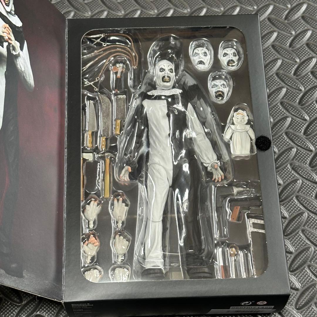 ネカTerrifier Art the Clown アクションフィギュア