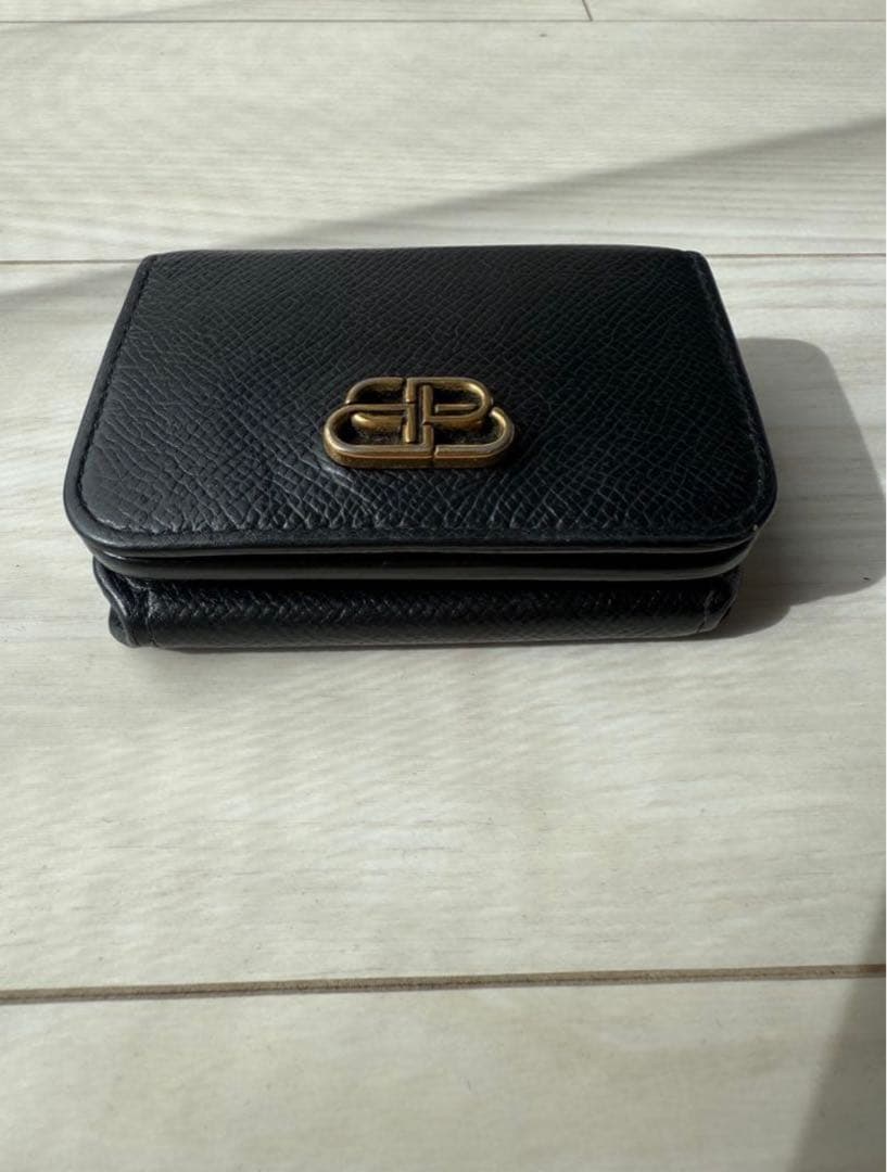 バレンシアガ　三つ折り財布 ゴールドロゴ付き