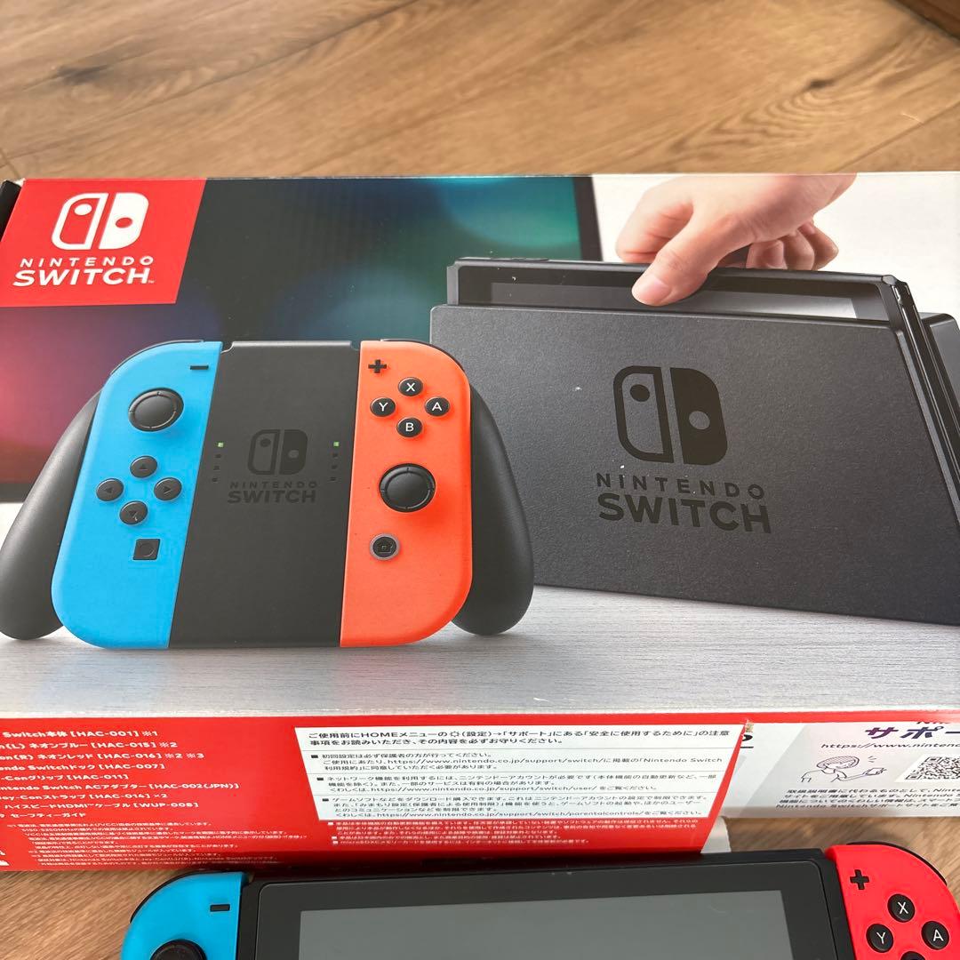 任天堂　Switch 本体　持ち運びケース付き