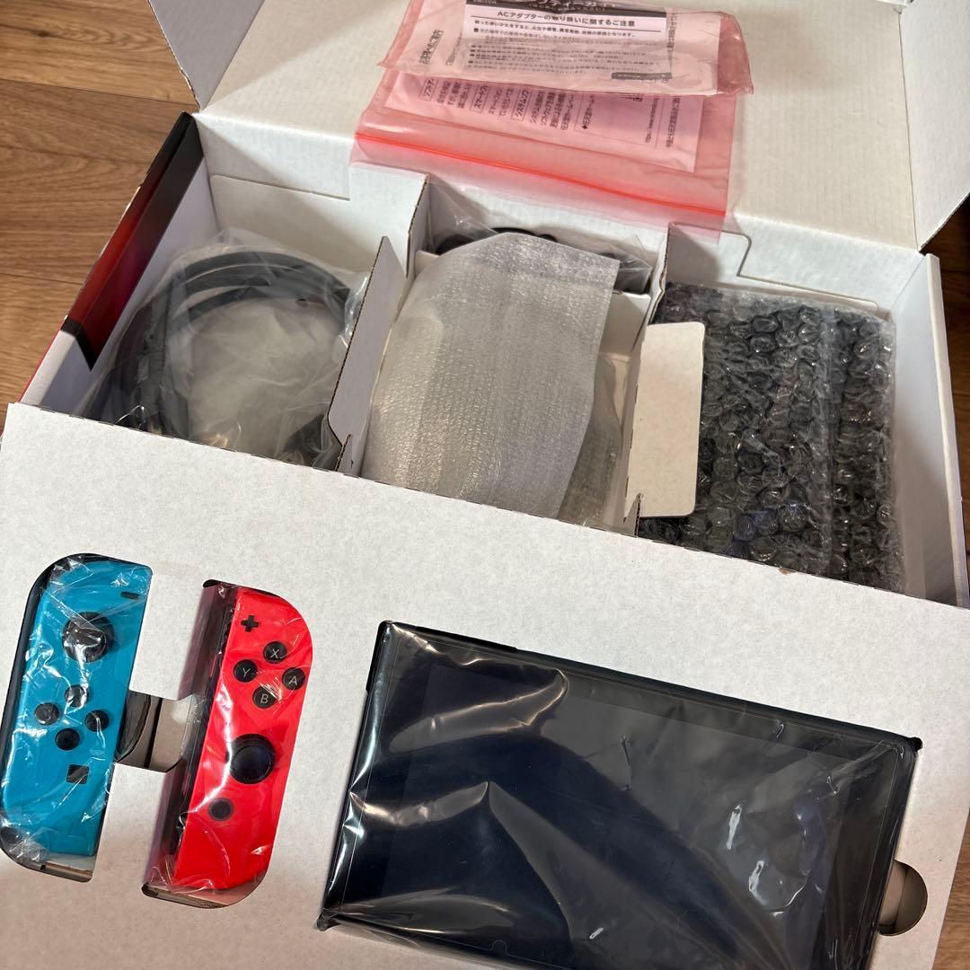 任天堂　Switch 本体　持ち運びケース付き