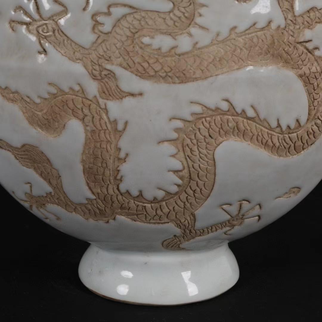 中国古美術✦内府紋 白釉 浮雕 双面龍紋 抱月扁瓶✦置物・書道品・文房具・陶芸