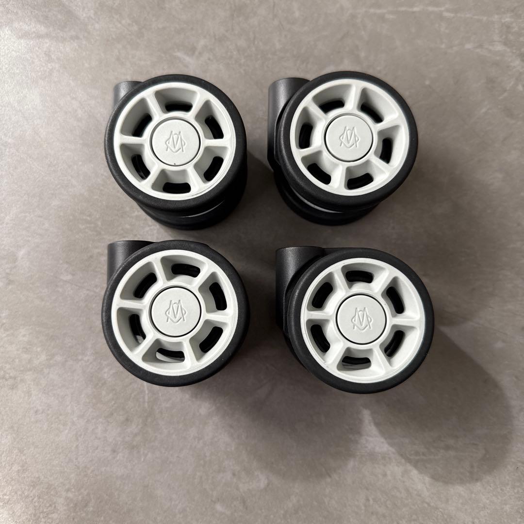 リモワ　キャリーケース　ホイール