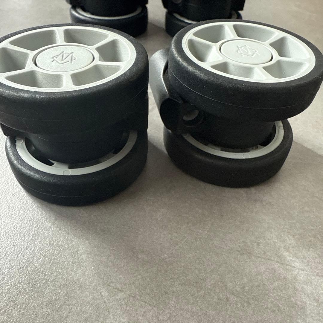 リモワ　キャリーケース　ホイール