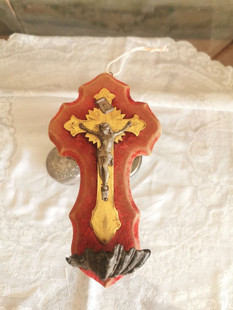 アンティークフランス 布帛と真鍮十字架 ブロンズ色のイエス シェル型聖水入れ