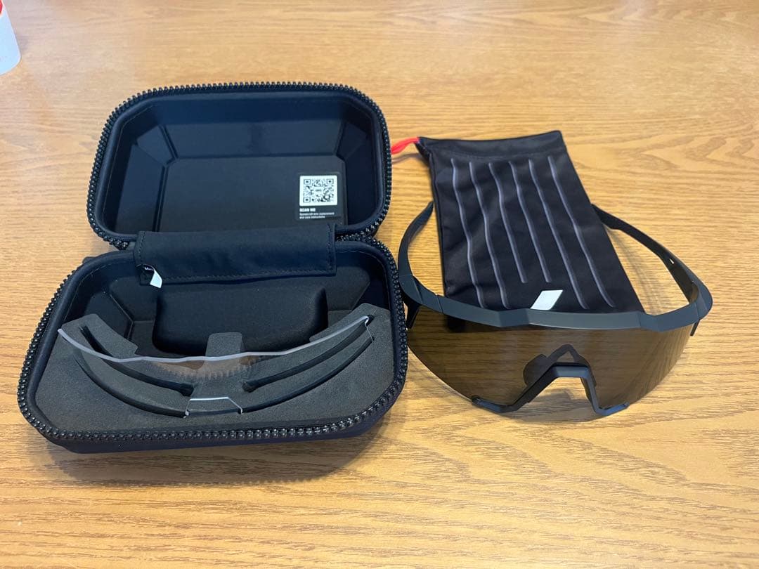 100% スポーツサングラス スモークレンズ