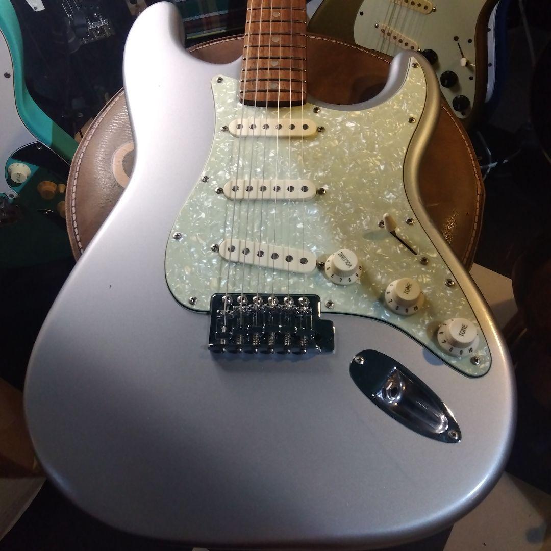 シルバーエレキギター ！スクワイヤ ラージヘッド…