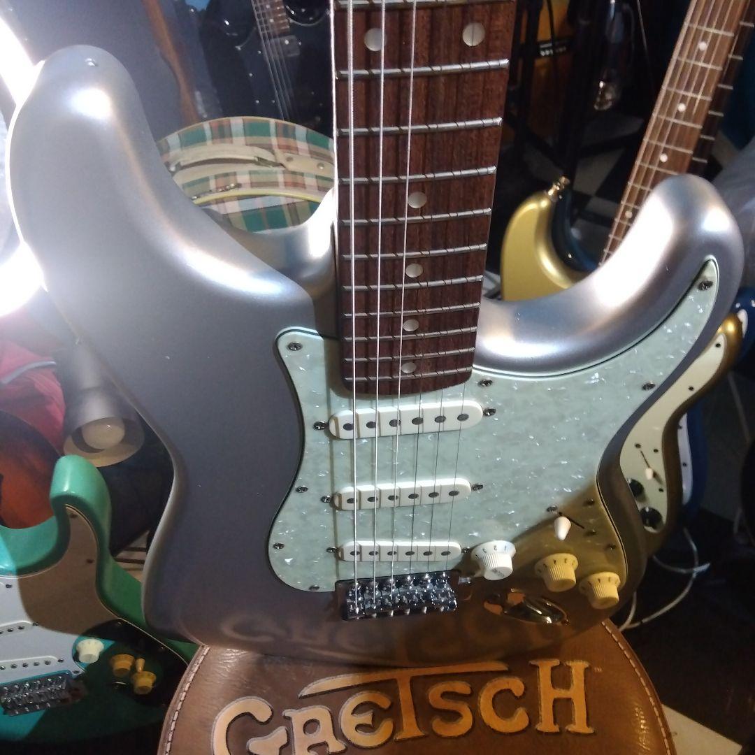 シルバーエレキギター ！スクワイヤ ラージヘッド…