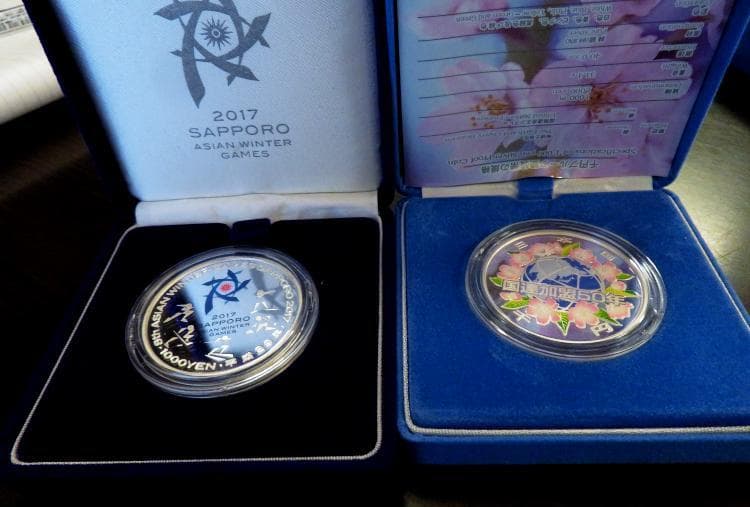 札幌アジア冬季競技大会記念と国際連合加盟50周年記念千円銀貨幣の2枚