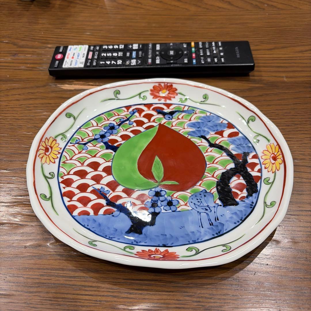 有田焼　泰山窯　大皿　五彩桃絵
