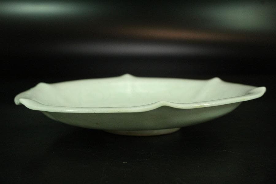 中国美術 白磁 刻草花紋 盤 φ15cm 影青(K-XA681)