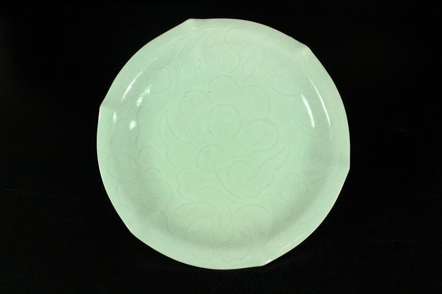 中国美術 白磁 刻草花紋 盤 φ15cm 影青(K-XA681)