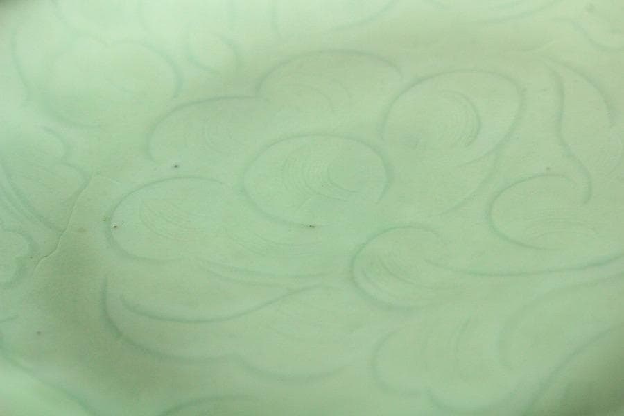 中国美術 白磁 刻草花紋 盤 φ15cm 影青(K-XA681)