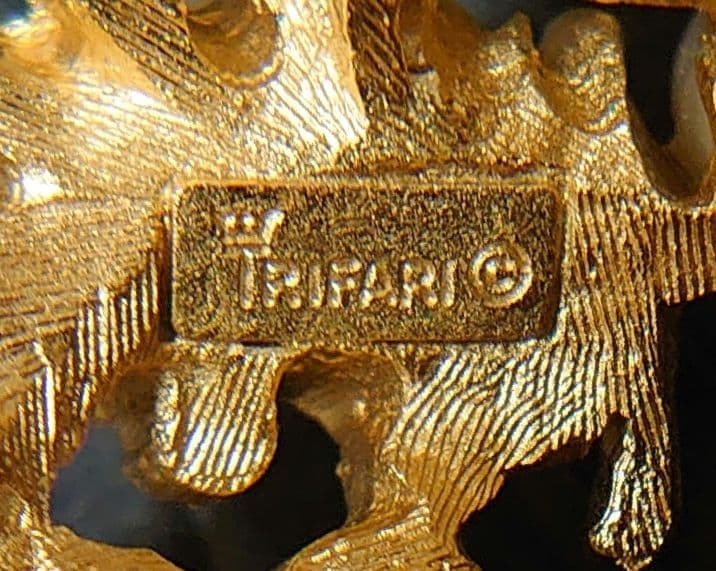 ご予約品 ヴィンテージ Crown Trifari トリファリ リーフブローチ