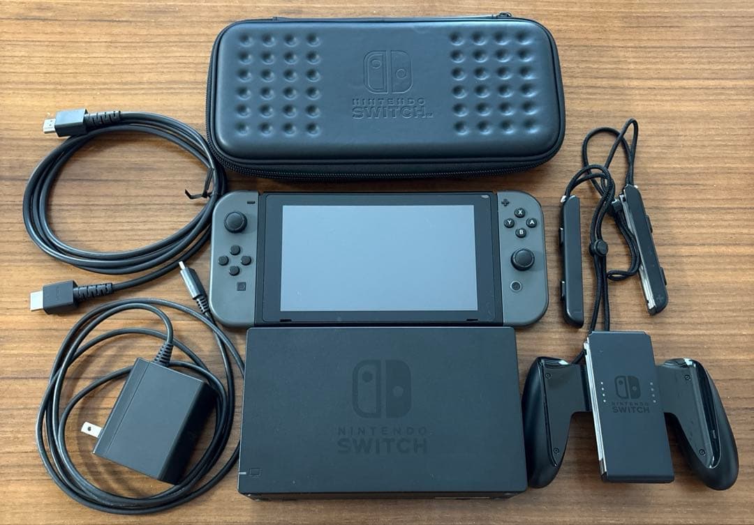 NINTENDO SWITCH 本体 付属品全部あり 持ち運びケース付き