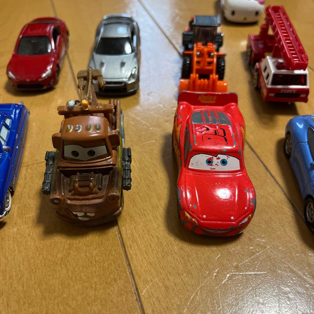 トミカ　カーズ　たくさんのせよう大きなマック　おまけ　ミニカー13台など
