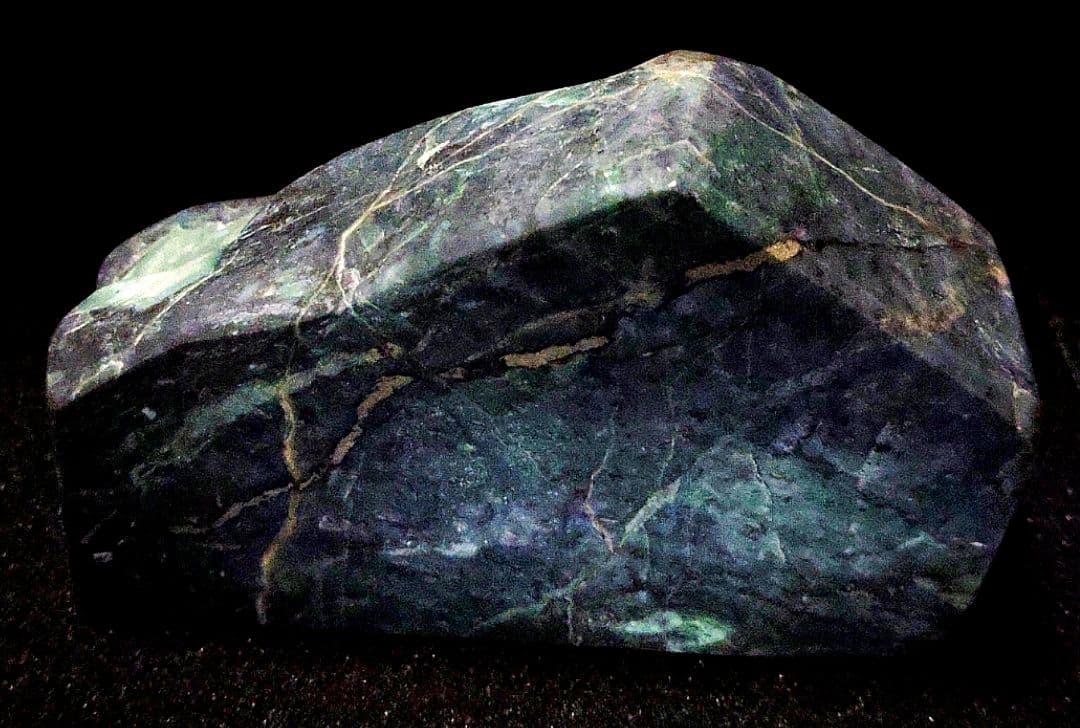 ★翡翠原石★糸魚川硬玉【姫川転石・山之坊コスモクロア・カット431ｇ】