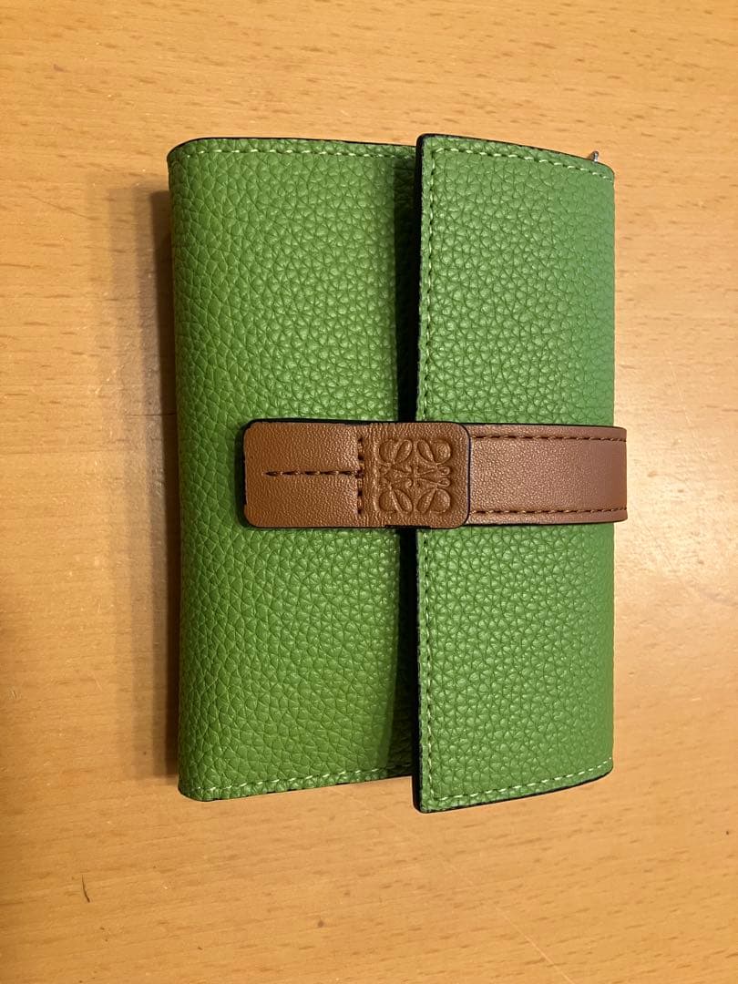 LOEWE グリーンレザー 三つ折り財布　即購入可能
