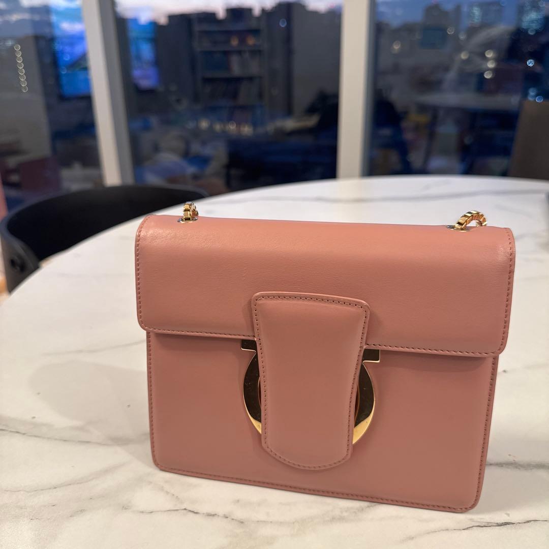 【美品】Ferragamoフェラガモ　チェーン　ショルダーバッグ　ガンチーニ