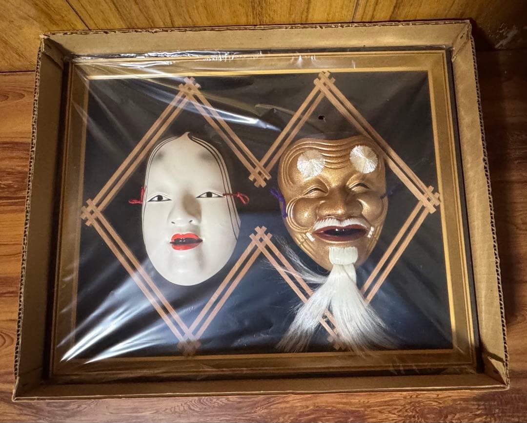 日本の伝統的なオカメと翁の仮面セット