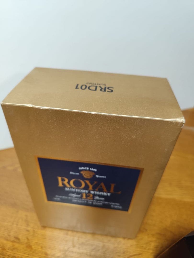 サントリーウイスキー　ローヤル　プレミアム　１２年　新品　未開栓　青ラベル