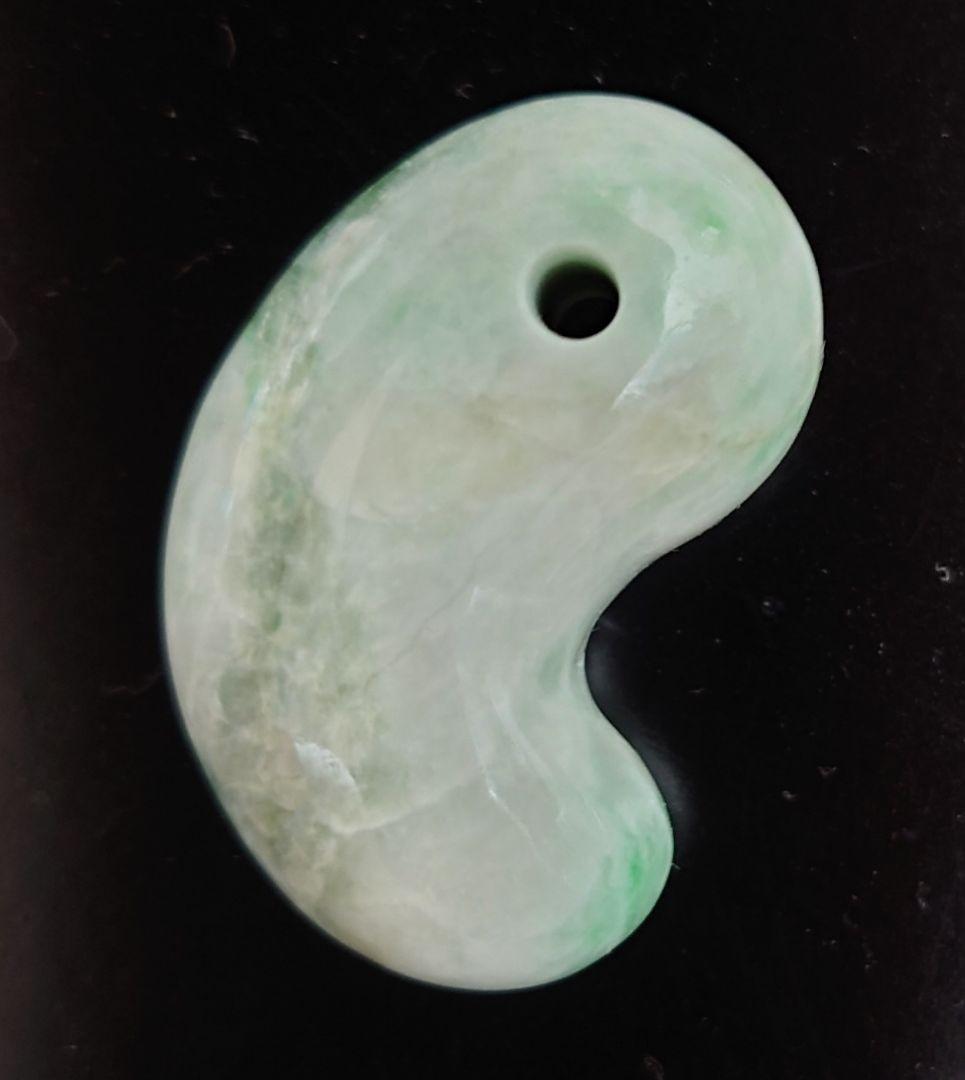 糸魚川翡翠　勾玉　複雑な紋様
