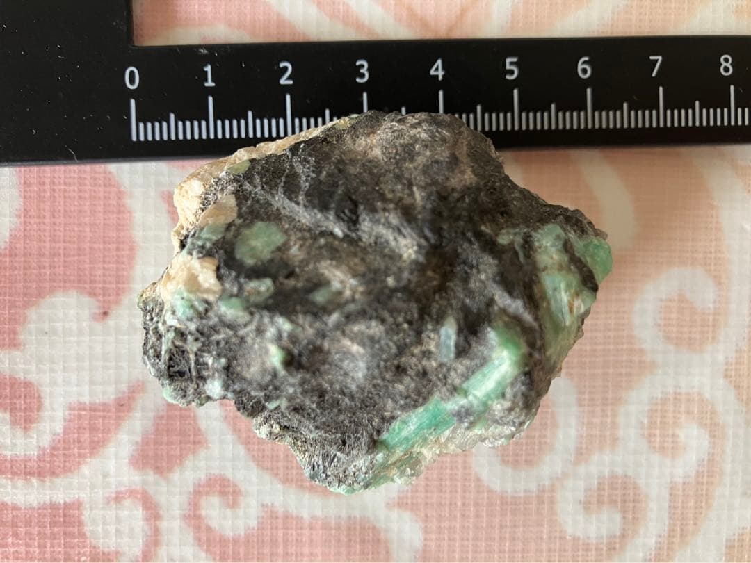 天然美しい緑鉱石　エメラルド　原石？　インテリア・コレクション向け