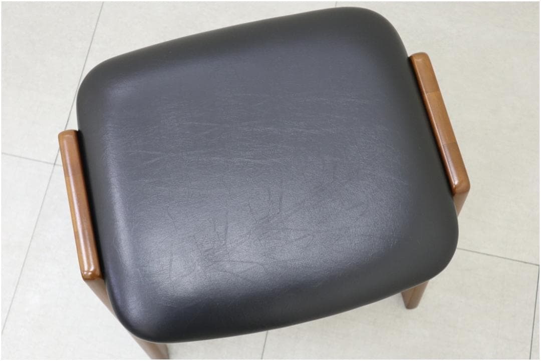 極美品 カリモク60 スタッキング スツール スタンダート ブラック 椅子