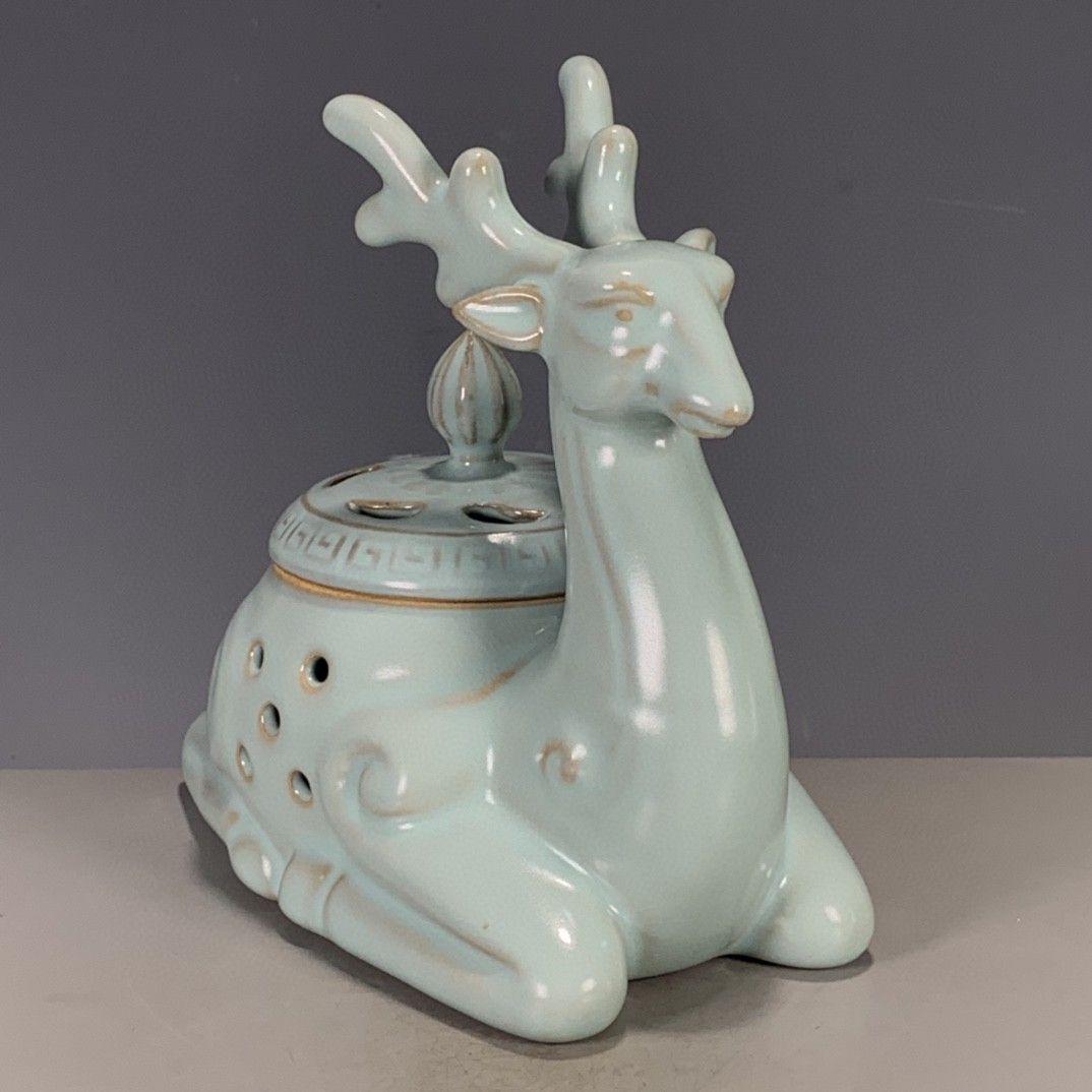 宋汝磁器浮彫り梅鹿薫香炉 香道具 装飾品 現代工芸品 美術品 置物