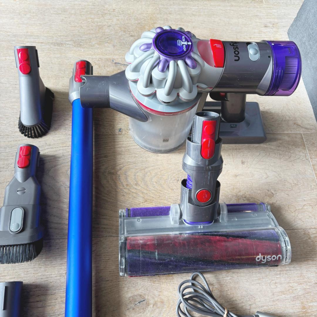 Dyson コードレス掃除機 本体と付属品