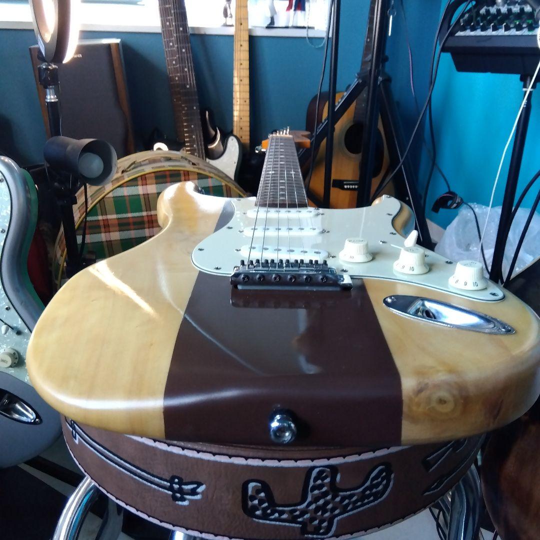 ストラトキャスター ナチュラル/ブラウン